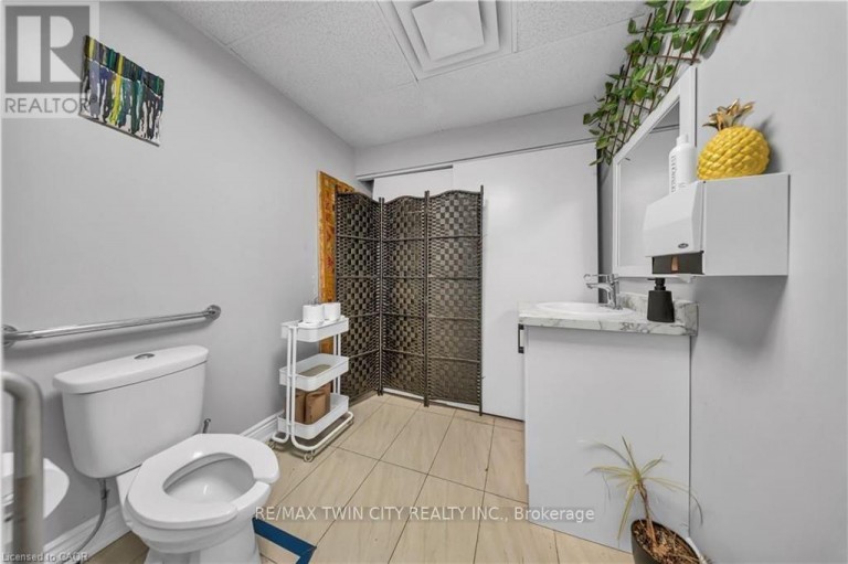 8 - 370 EASTBRIDGE BOULEVARD, Waterloo, Ontario, N2K4P1