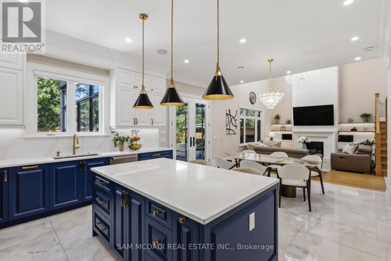 403 WILLIS DRIVE, Oakville (WO West), Ontario, L6L4T9