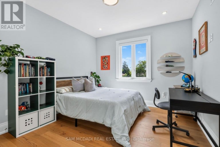 403 WILLIS DRIVE, Oakville (WO West), Ontario, L6L4T9