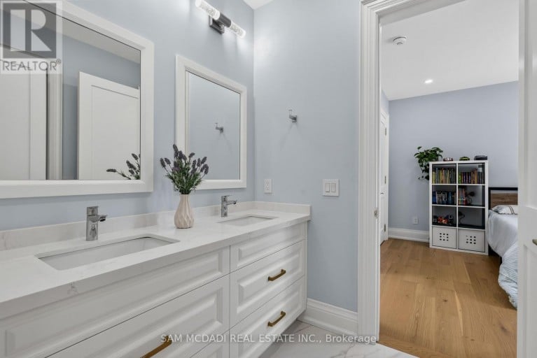 403 WILLIS DRIVE, Oakville (WO West), Ontario, L6L4T9