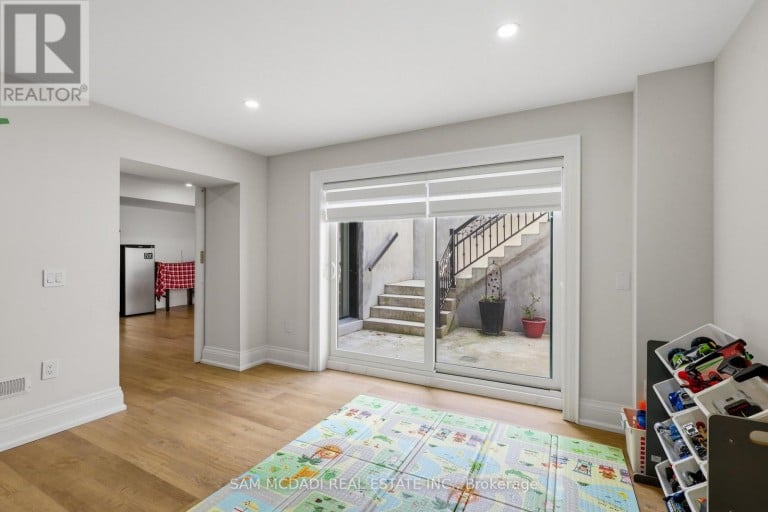 403 WILLIS DRIVE, Oakville (WO West), Ontario, L6L4T9