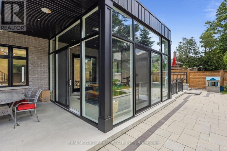 403 WILLIS DRIVE, Oakville (WO West), Ontario, L6L4T9