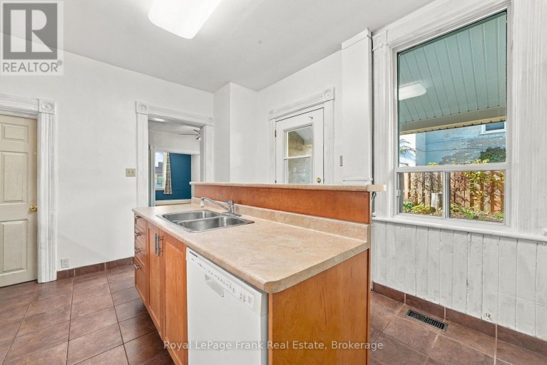 492 HOPKINS AVENUE, Peterborough, Ontario, K9H2R8