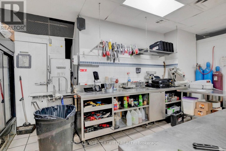 5025 STEELES AVENUE W, Toronto (Humber Summit), Ontario, M9L2X1