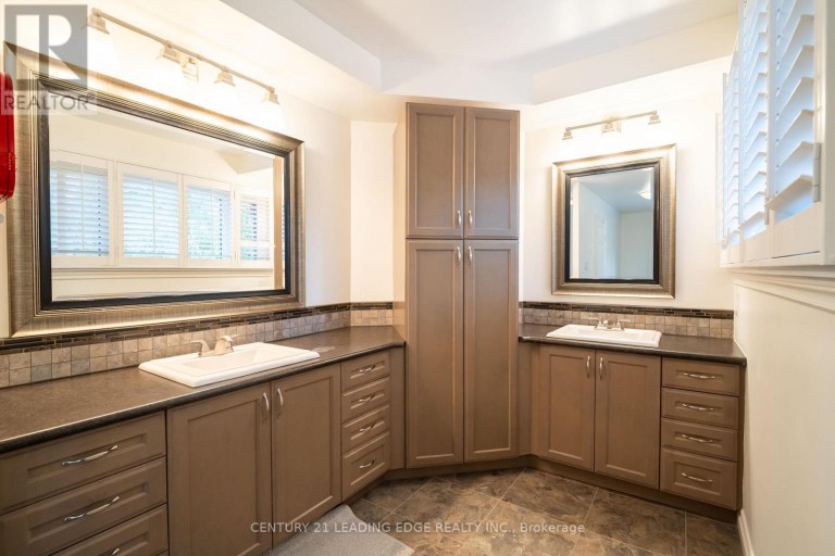53 MCCLENNY DRIVE, Aurora (Aurora Highlands), Ontario, L4G5P5