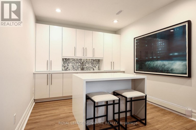 6 VERNHAM AVENUE, Toronto (St. Andrew-Windfields), Ontario, M2L2B2