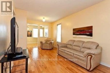 74 MOURNING DOVE CRESCENT Toronto (Malvern) Ontario photo 5