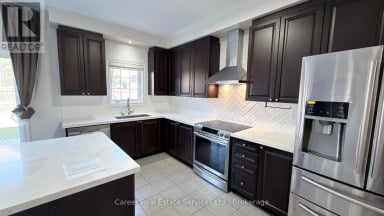 10 CAMPVIEW STREET Whitby (Taunton North) Ontario photo 5