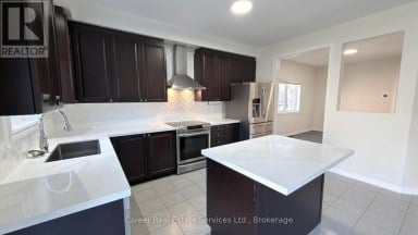 10 CAMPVIEW STREET Whitby (Taunton North) Ontario photo 7