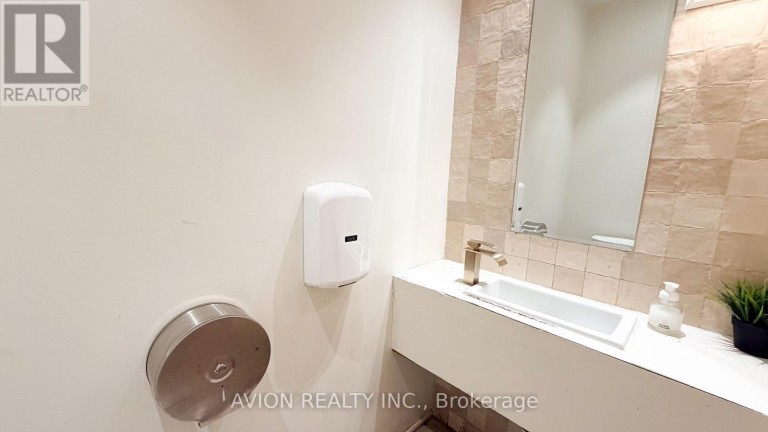 114 DUNDAS STREET W, Toronto (Bay Street Corridor), Ontario, M5G1C3