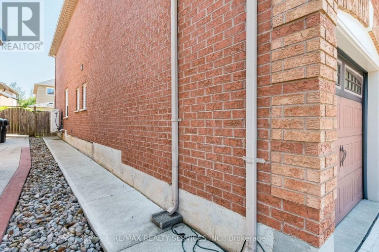 151 FAIRHILL AVENUE, Brampton (Fletcher's Meadow), Ontario, L7A2J4