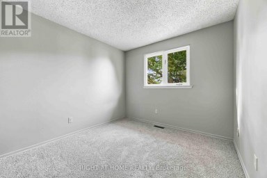51 MAPLESTONE AVENUE Sarnia Ontario photo 13