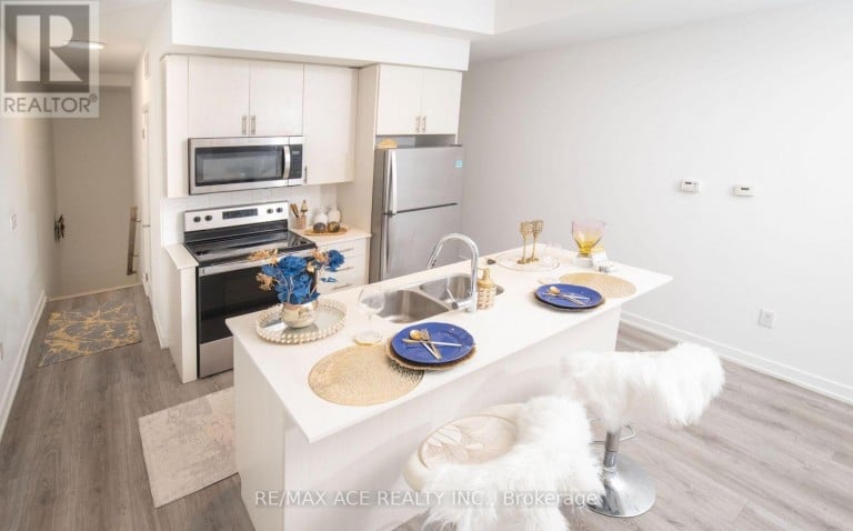 105 - 3686 ST CLAIR AVENUE E, Toronto (Cliffcrest), Ontario, M1M0E4