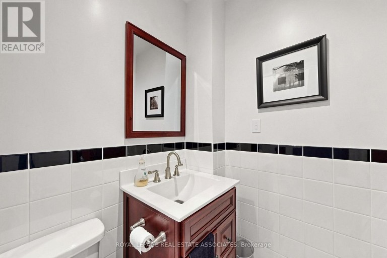 298 LAKESHORE ROAD E, Mississauga (Port Credit), Ontario, L5G1H2