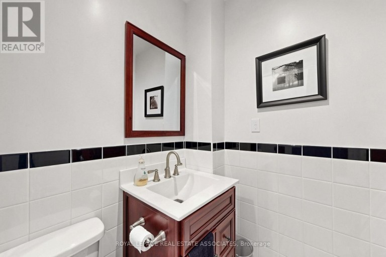 298 LAKESHORE ROAD E, Mississauga (Port Credit), Ontario, L5G1H2
