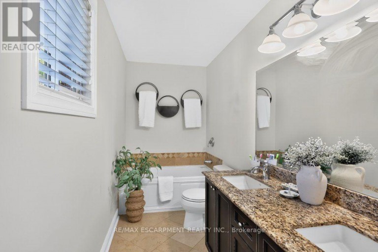 126 WANITA ROAD, Mississauga (Port Credit), Ontario, L5G1B8