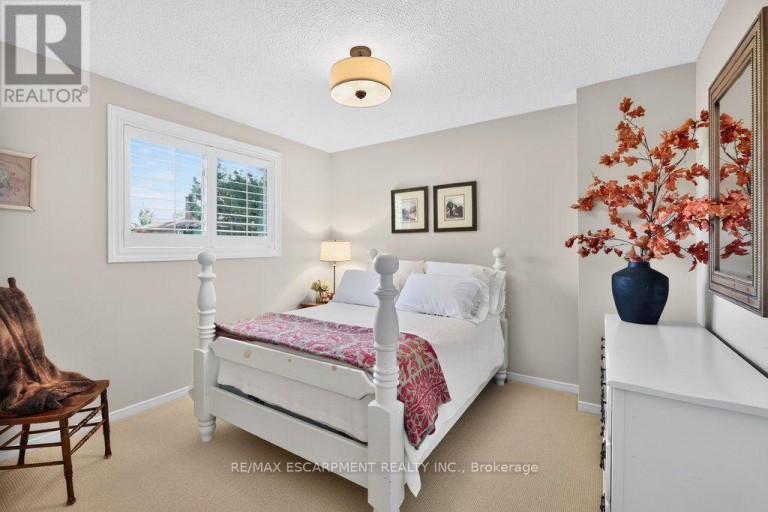 126 WANITA ROAD, Mississauga (Port Credit), Ontario, L5G1B8