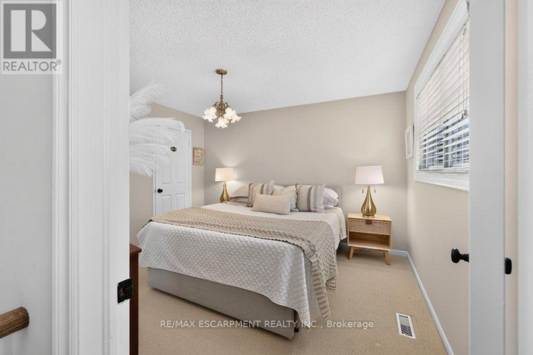 126 WANITA ROAD, Mississauga (Port Credit), Ontario, L5G1B8
