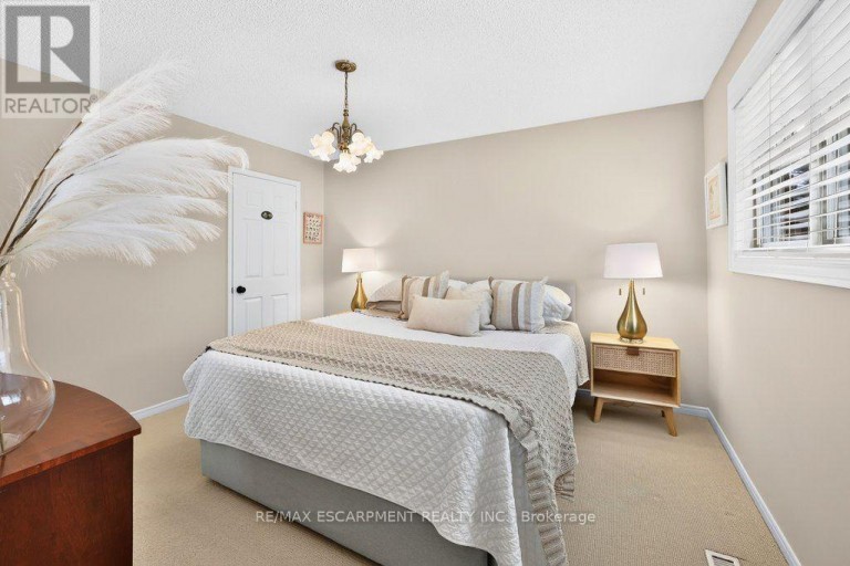 126 WANITA ROAD, Mississauga (Port Credit), Ontario, L5G1B8