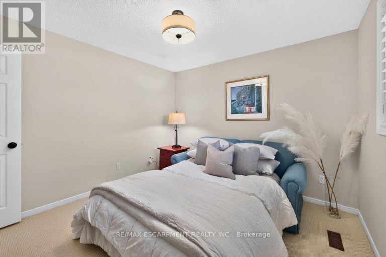 126 WANITA ROAD, Mississauga (Port Credit), Ontario, L5G1B8