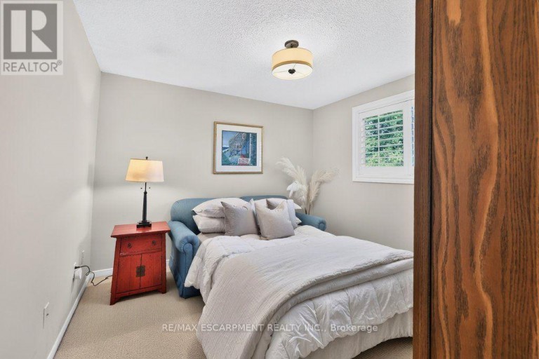 126 WANITA ROAD, Mississauga (Port Credit), Ontario, L5G1B8