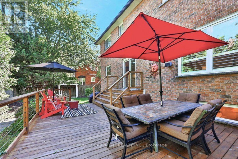 126 WANITA ROAD, Mississauga (Port Credit), Ontario, L5G1B8
