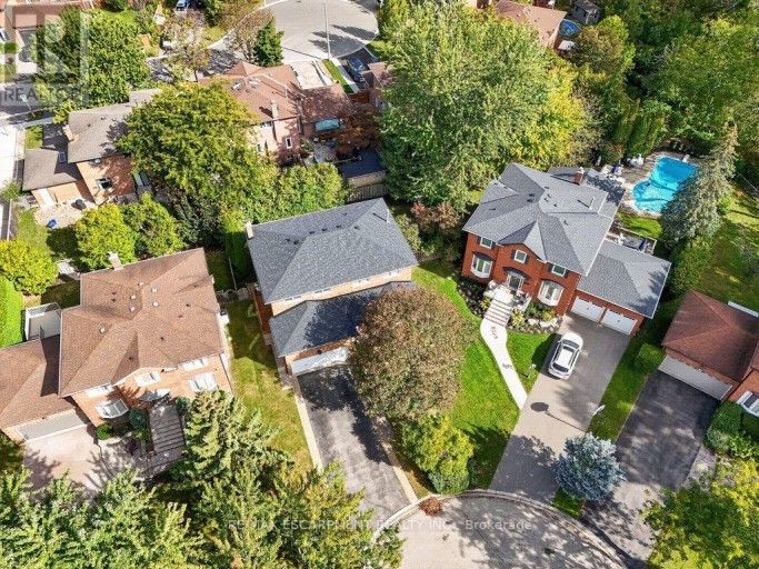126 WANITA ROAD, Mississauga (Port Credit), Ontario, L5G1B8