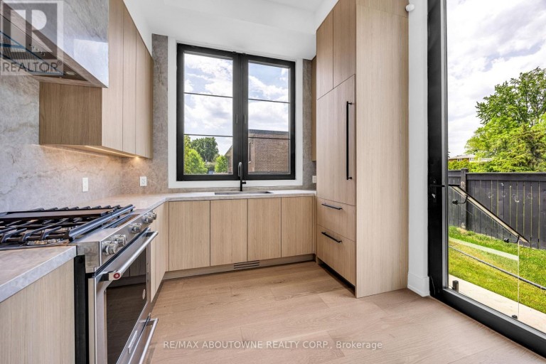 152 THIRD LINE, Oakville (BR Bronte), Ontario, L6L3Z8