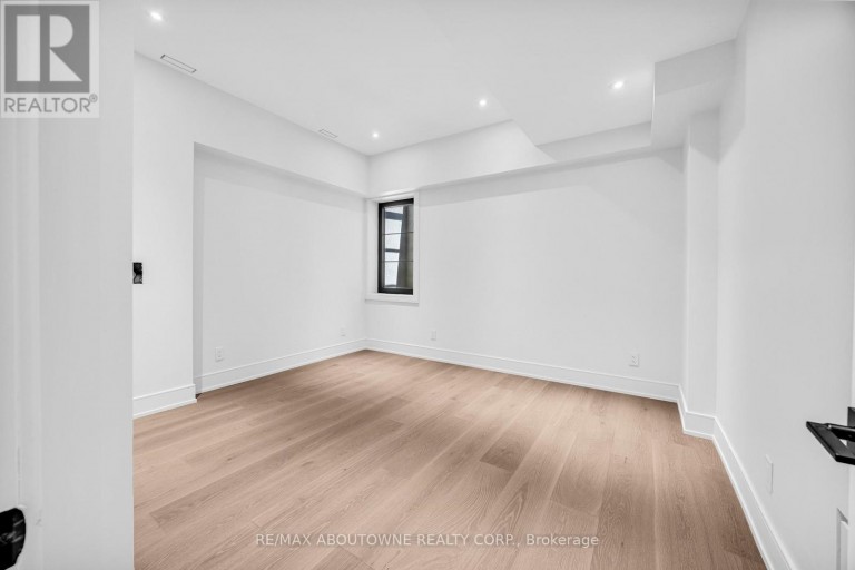 152 THIRD LINE, Oakville (BR Bronte), Ontario, L6L3Z8