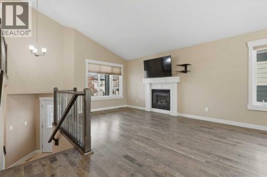 216 Sixmile Common S Lethbridge Alberta photo 2