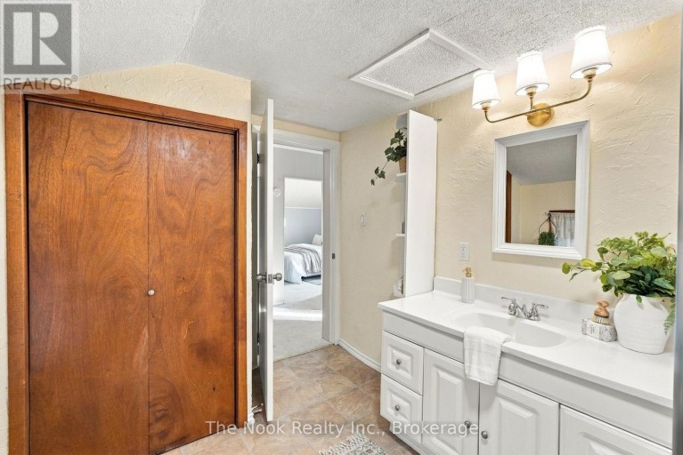 64 WELLINGTON STREET, Clarington (Bowmanville), Ontario, L1C1V5