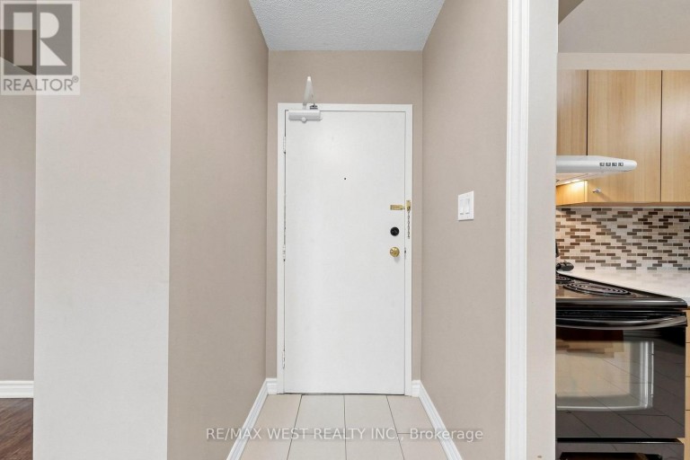 102 - 370 DIXON ROAD, Toronto (Kingsview Village-The Westway), Ontario, M9R1T2