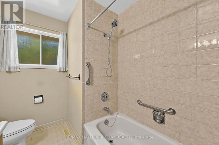 4 BINNIE DRIVE, Springwater (Minesing), Ontario, L9X0C4
