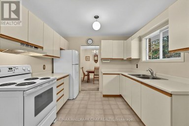 4 BINNIE DRIVE Springwater (Minesing) Ontario photo 8