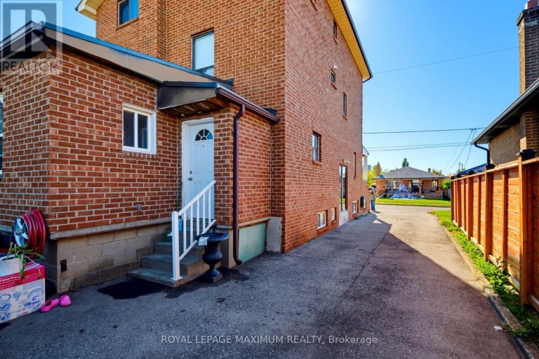 84 GILLEY ROAD, Toronto (Downsview-Roding-CFB), Ontario, M3K1L7