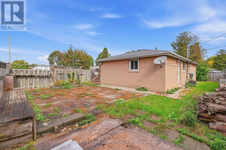 132 BRENTWOOD DRIVE, Brampton (Avondale), Ontario, L6T1R2