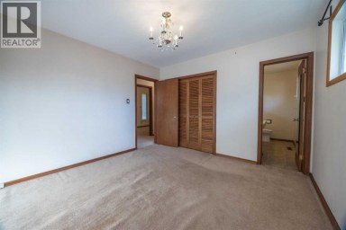 53 Kentish Drive SW Calgary Alberta photo 14