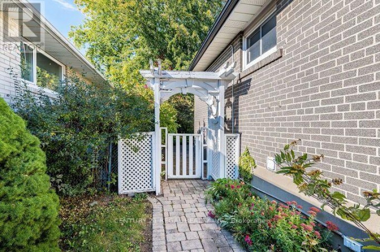 2 ALDERBURY CRESCENT, Brampton (Avondale), Ontario, L6T1P6