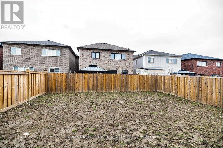 10 MOSES CRESCENT, Clarington (Bowmanville), Ontario, L1C0T7