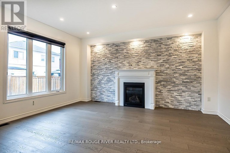 10 MOSES CRESCENT, Clarington (Bowmanville), Ontario, L1C0T7