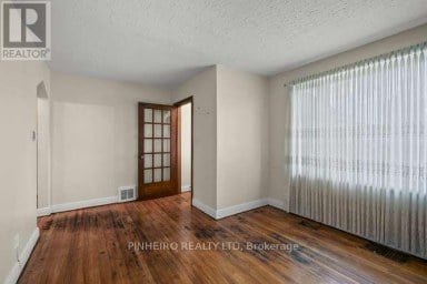 1217 TRAFALGAR STREET London East (East M) Ontario photo 9