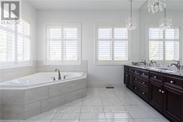125 STOKES TRAIL, Milton (Campbellville), Ontario, L0P1B0