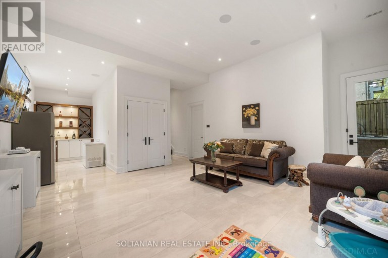 15 CALVIN AVENUE, Toronto (Willowdale East), Ontario, M2N5E4