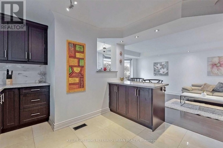 64 LINDSAY AVENUE, Newmarket (Bristol-London), Ontario, L3Y4N6