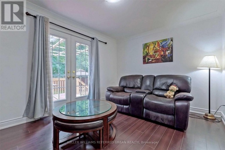64 LINDSAY AVENUE, Newmarket (Bristol-London), Ontario, L3Y4N6