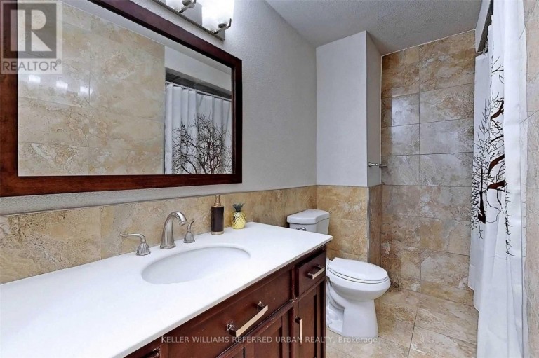 64 LINDSAY AVENUE, Newmarket (Bristol-London), Ontario, L3Y4N6
