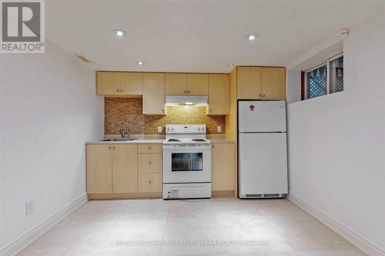 64 LINDSAY AVENUE, Newmarket (Bristol-London), Ontario, L3Y4N6