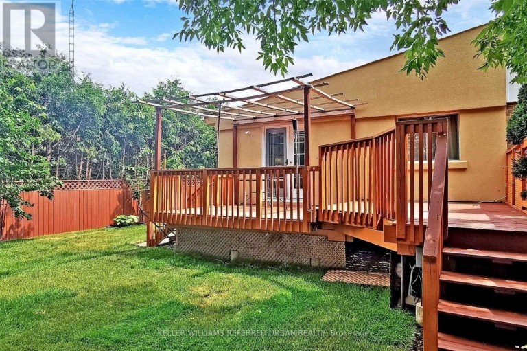 64 LINDSAY AVENUE, Newmarket (Bristol-London), Ontario, L3Y4N6