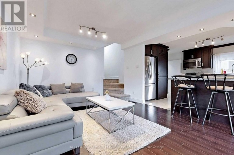 64 LINDSAY AVENUE, Newmarket (Bristol-London), Ontario, L3Y4N6
