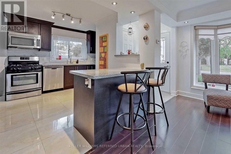 64 LINDSAY AVENUE, Newmarket (Bristol-London), Ontario, L3Y4N6
